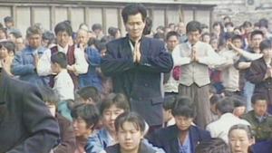 Na kratko: 25. aprila so se praktikanti Falun Gonga zbrali pred centralnim uradom za pritožbe v Pekingu, da bi zahtevali, da se nadlegovanje praktikantov in omejitve objavljanja Falun Gong naukov prekinejo in da se nezakonito pridržane praktikante izpusti. Zbiranje je potekalo miroljubno in urejeno. Tisti večer je bilo zadoščeno praktikantom Falun Gonga in aretirani praktikanti v Tianjinu so bili izpuščeni in vsi so odšli domov.