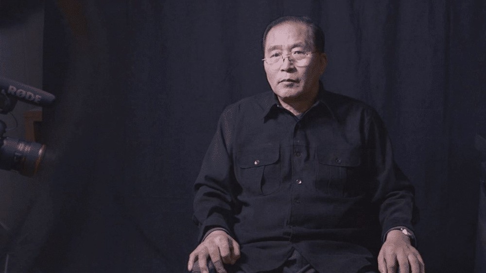 Gospod GuangŠeng Han, nekdanji uradnik PSB in direktor Delovnega taborišča (© Swoop Films)