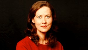 Kay Rubacek je avtorica, producentka in režiserka nagrajenih neleposlovnih del. Člani njene družine so med letoma 1918 in 1986 ubežali komunizmu v Rusiji, na Kitajskem in v nekdanji Češkoslovaški, leta 2001 pa je bila aretirana na Kitajskem, ker je bila zagovornica človekovih pravic. Rojena je bila in tudi odraščala je v Sydneyju v Avstraliji, zdaj pa z možem in dvema otrokoma živi v newyorški dolini Hudson Valley in dela kot režiserka/producentka v newyorški filmski produkciji [Swoop Films](https://www.swoopfilms.com/)