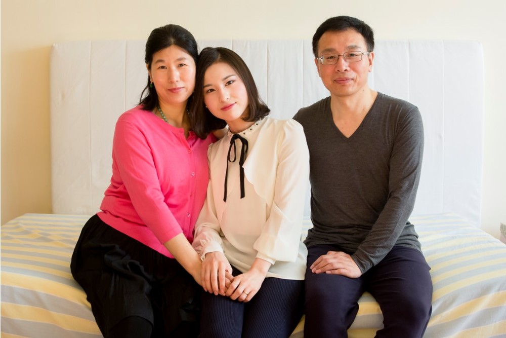(Od leve proti desni) Vang Huijuan, Li Fujao in Li Dženjun v njihovem domu v Queensu v New Yorku, 8. Januarja, 2017. Družina je ubežala Kitajski v letu 2014 ter pridobila azil po dolgih letih razdora in mučenja zaradi prakticiranja Falun Dafa prakse. (Samira Bouaou / Epoch Times)