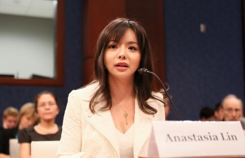 Anastasia Lin, igralka iz Toronta in miss Kanade 2015, priča o pregonu na Kitajskem pred kongresno izvršno komisijo ZDA o Kitajski, v Washingtonu, 23. julija 2015 (Li Sha/Epoch Times)