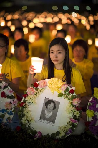 Falun Dafa praktikanti in podporniki izvajajo bdenje v Washingtonu D.C. za vse tiste, ki so umrli na Kitajskem.