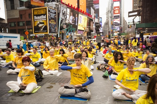Falun Gong - sedeča meditacija na Times Square v New Yorku.