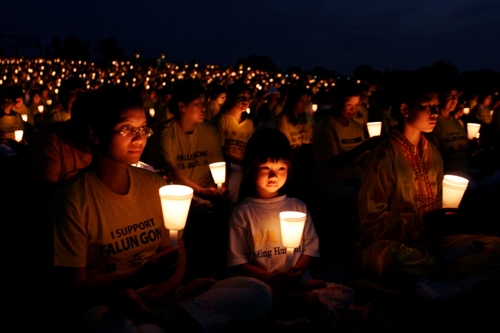 Falun Dafa praktikanti in njihovi podporniki izvajajo bdenje v parku z upanjem na konec pregona.